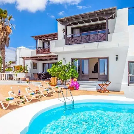 Puerto Del Carmen Sleeps 14 With Pool Air Con And Wifi Puerto del Carmen (Lanzarote)