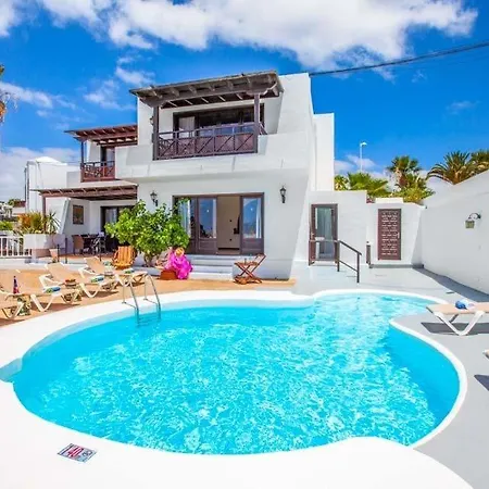 Vila Puerto Del Carmen Sleeps 14 With Pool Air Con And Wifi