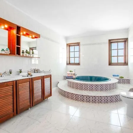 Puerto Del Carmen Sleeps 14 With Pool Air Con And Wifi Puerto del Carmen (Lanzarote)