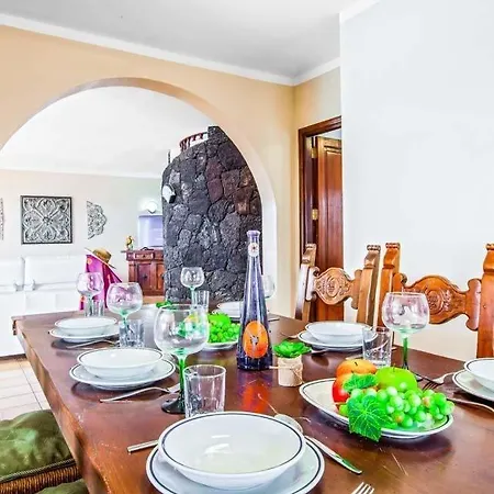 Vila Puerto Del Carmen Sleeps 14 With Pool Air Con And Wifi Puerto del Carmen (Lanzarote)