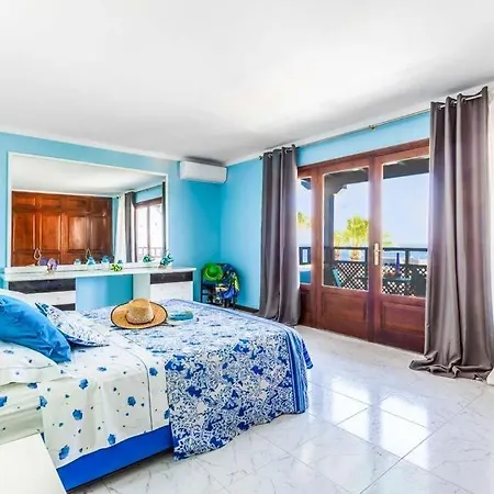 Vila Puerto Del Carmen Sleeps 14 With Pool Air Con And Wifi